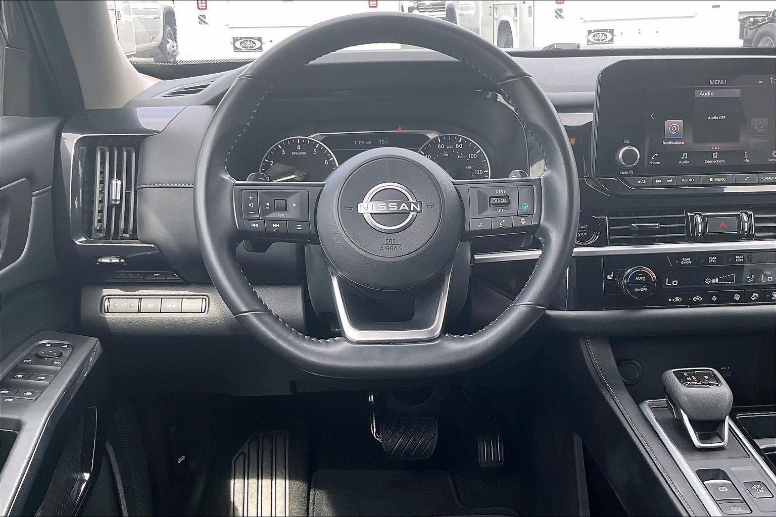 2025 Nissan Pathfinder SV