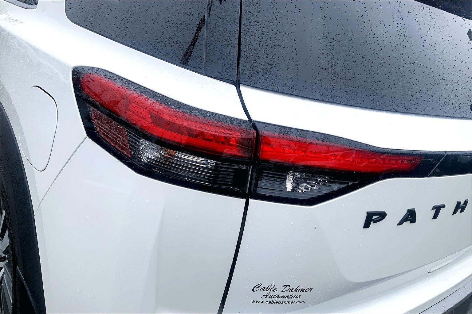 2022 Nissan Pathfinder SL