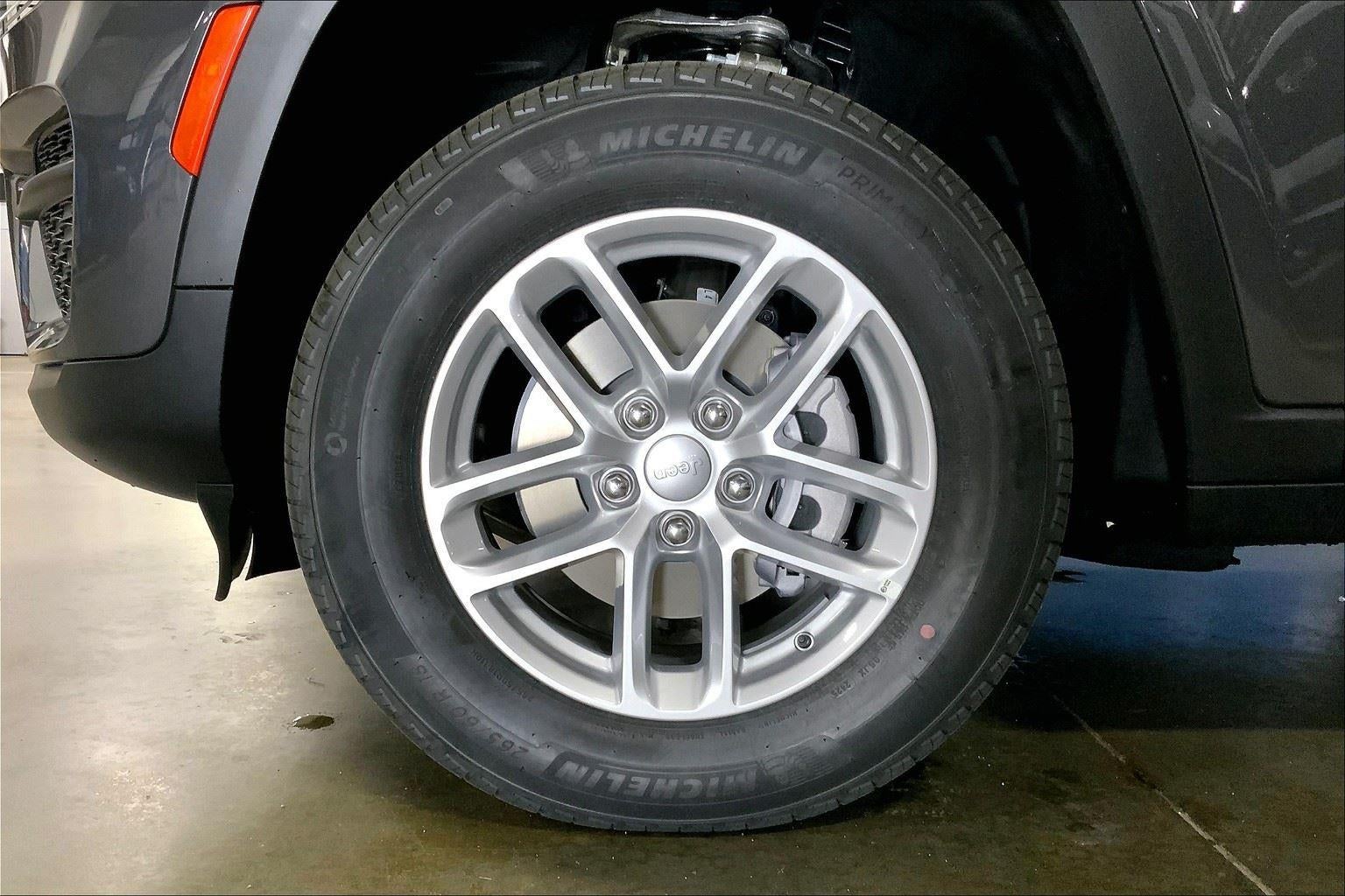 2025 Jeep Grand Cherokee GRAND CHEROKEE LAREDO X 4X4