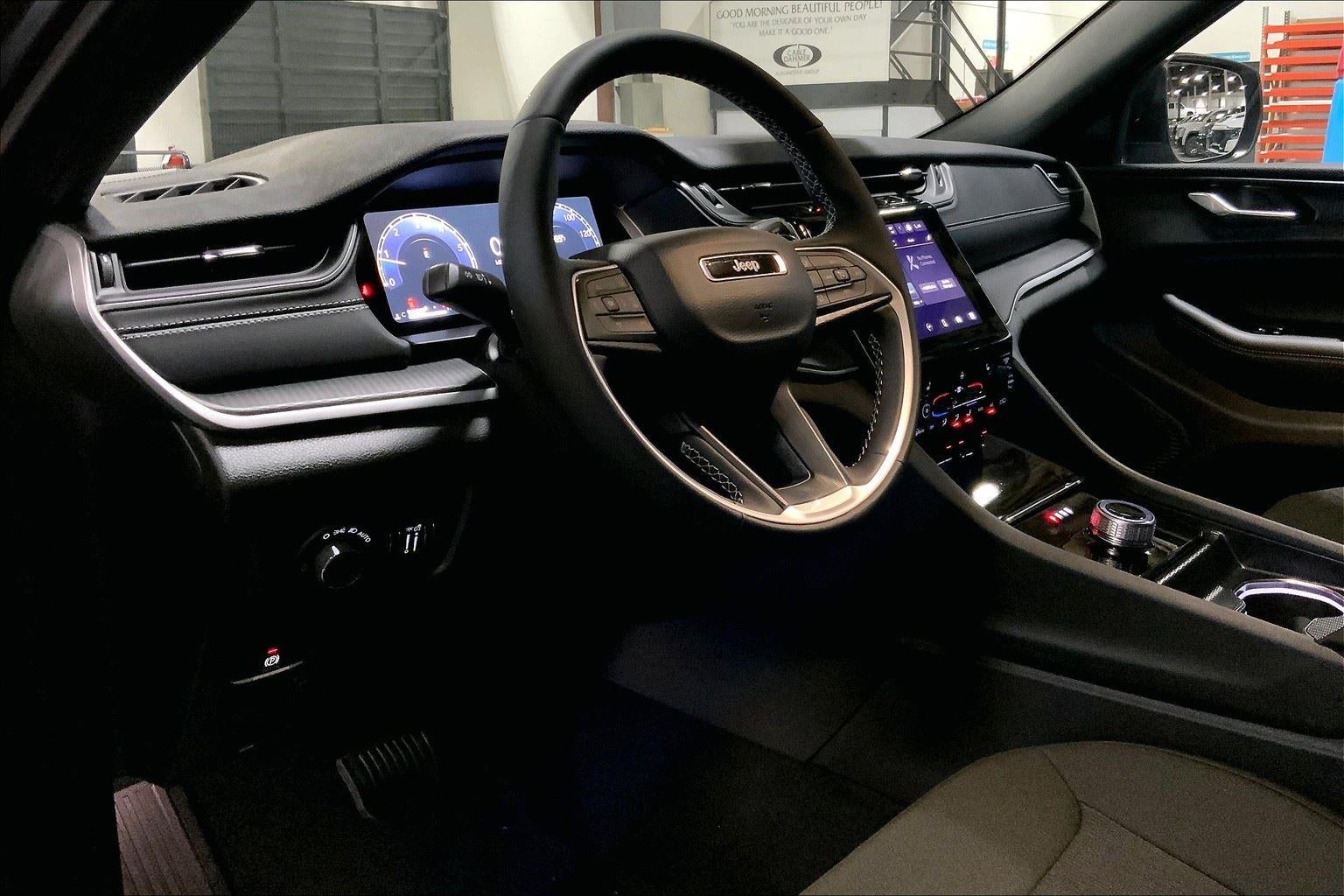 2025 Jeep Grand Cherokee GRAND CHEROKEE LAREDO X 4X4