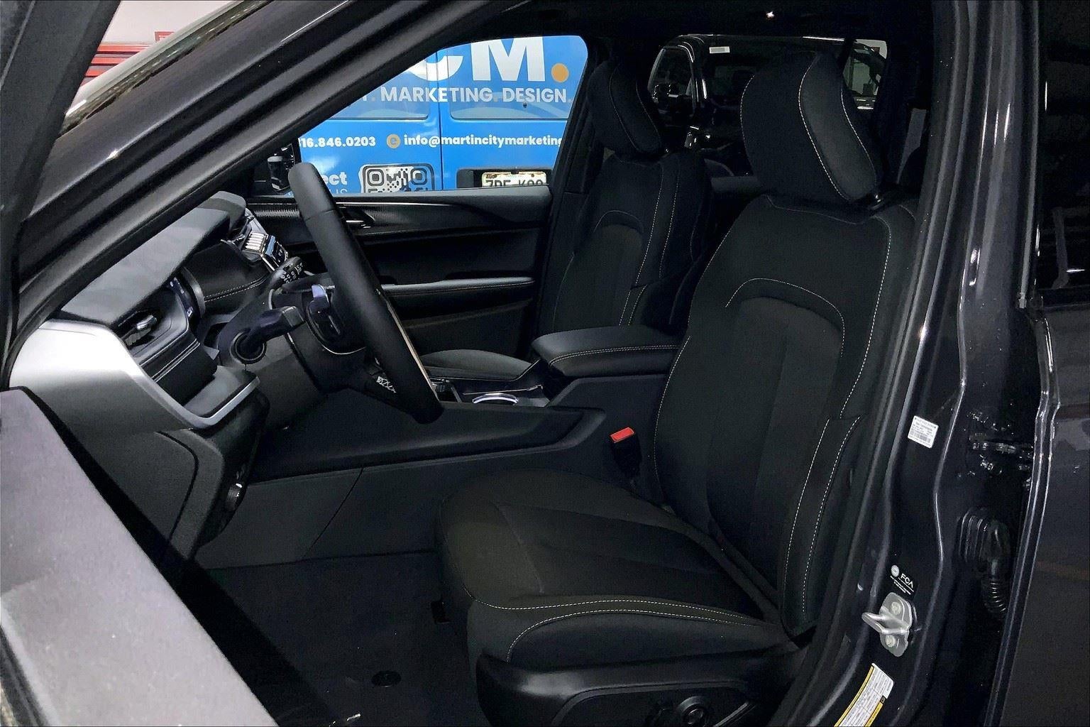 2025 Jeep Grand Cherokee GRAND CHEROKEE LAREDO X 4X4